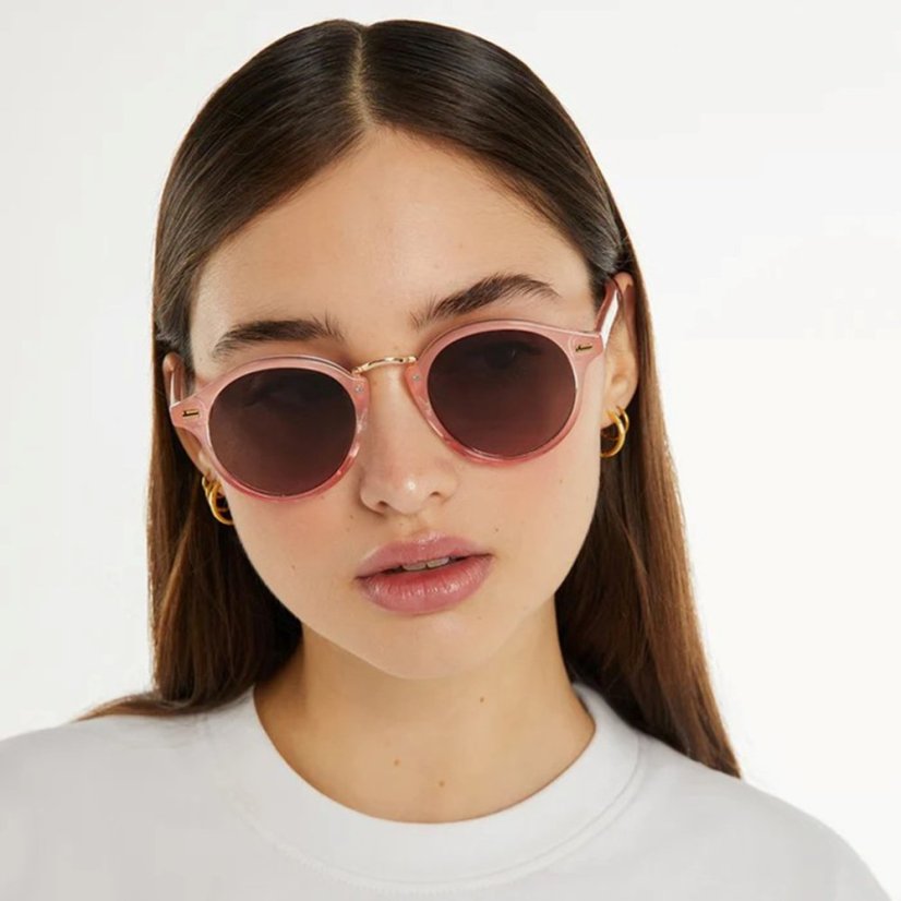 Sluneční brýle D.Franklin Roller Round V2 Peach Brown modelka