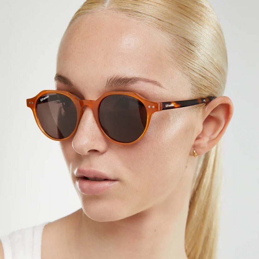 Slnečné okuliare D.Franklin Ultra Light S Round Amber Brown modelka 1