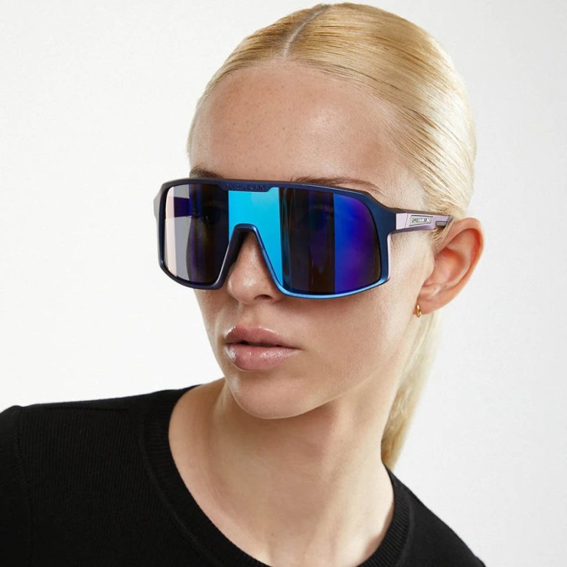 Slnečné okuliare D.Franklin WIND LIMITED IRIDISCENT BLUE BLUE modelka