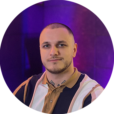 Róbert Novotný, CEO značky BONNDI, v profesionálnom portréte s moderným osvetlením v pozadí.